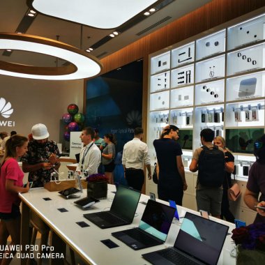 Huawei a deschis în România un magazin pe modelul Apple