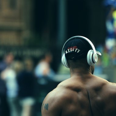 Căști bluetooth on-ear: muzică la calitate mare pentru orice buget