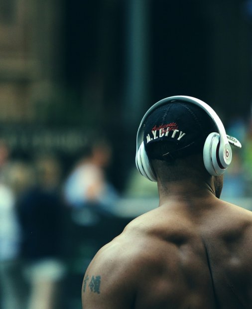 Căști bluetooth on-ear: muzică la calitate mare pentru orice buget