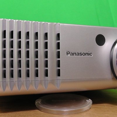 Proiectoare 4K pentru o sufragerie ca o sală de cinema