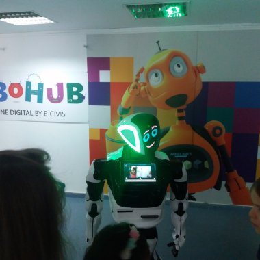 Cursuri de robotică asistate de patru roboți umanoizi