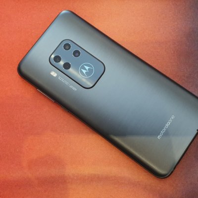 Motorola One Zoom, telefonul cu patru camere și design interesant