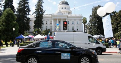 Uber va trebui să-și trateze șoferii parteneri ca angajați – lege