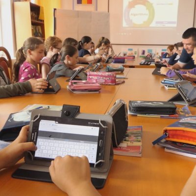 Fundația Orange anunță că programul Digitaliada a ajuns la 50 de școli