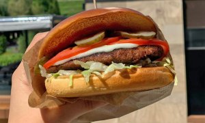 Startup-ul românesc care vinde burgeri 100% din plante
