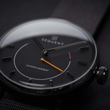 Un startup vinde pe Kickstarter un ceas hibrid care se încarcă singur