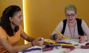 Românii care fac tacâmuri pentru bolnavi de artrită caută finanțare