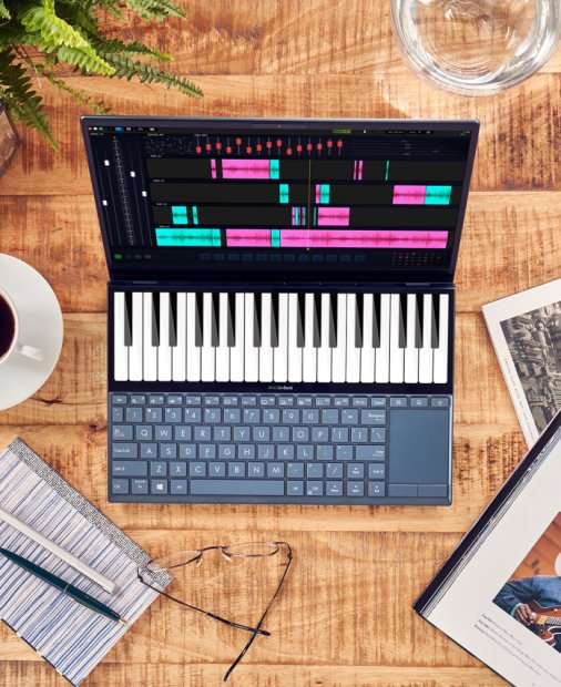 Laptopul Asus ZenBook Duo cu două ecrane, disponibil în România