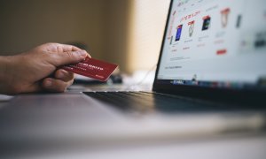 Cât cheltuie românii online pe vacanțe și gadgeturi