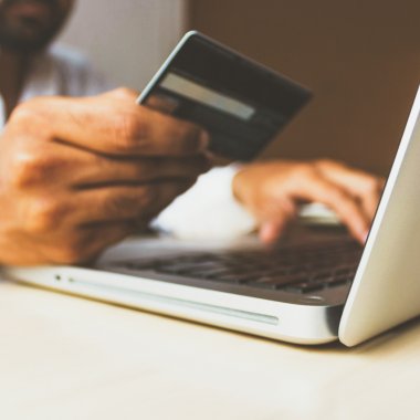 Ce cumpără românii online și cât cheltuiesc