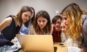 Un ONG din România le învață pe eleve abilități pentru lucrul de acasă