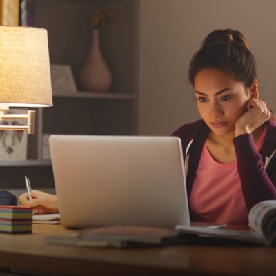 Cum te pot ajuta becurile inteligente să fii mai productiv când lucrezi de acasă