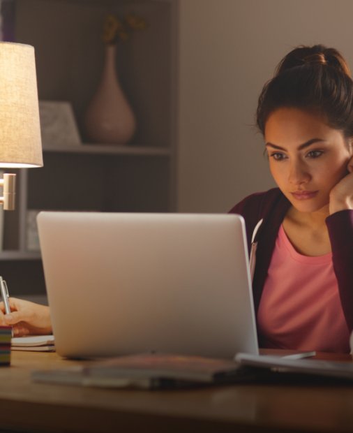 Cum te pot ajuta becurile inteligente să fii mai productiv când lucrezi de acasă