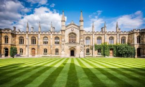 Educație online tot anul: Cambridge mută cursurile pe internet până în 2021