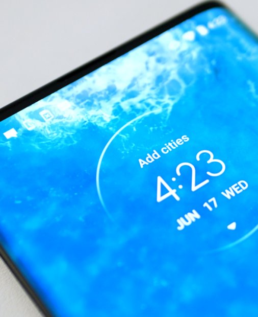 Motorola edge+, disponibil la precomandă: husă din piele de piton cadou