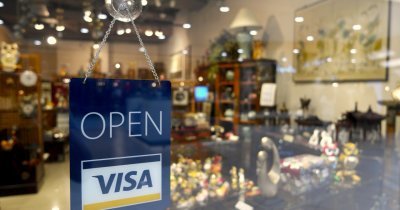 Comerț în pandemie: mulți români au făcut prima oară shopping online cu cardul