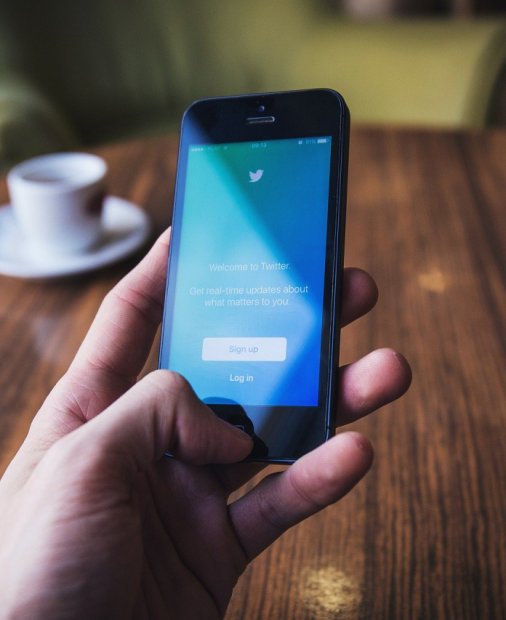 Conturi de vedete pe Twitter compromise de hackeri. Au folosit ingineria socială