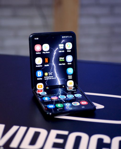 Românii cheltuie 2 mil EUR pe telefoane pliabile. Ce modele preferă