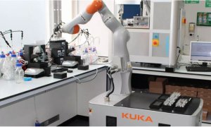 Robotul cercetător, pe ”baricade” în laborator: lucrează singur în pandemie