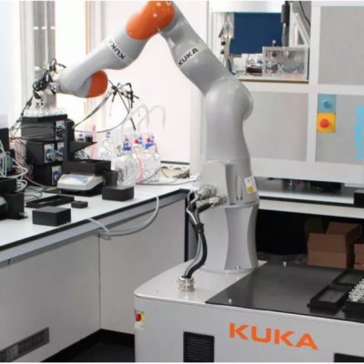 Robotul cercetător, pe ”baricade” în laborator: lucrează singur în pandemie