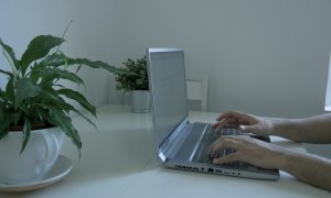 REVIEW MSI Creator 17 - laptopul cu un ecran nemaiîntâlnit