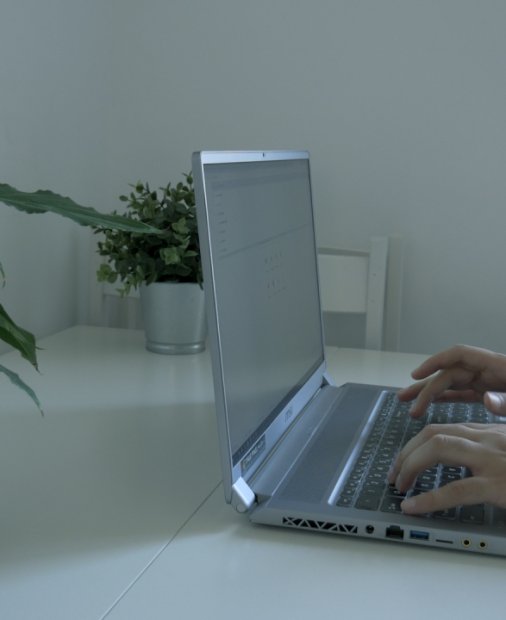 REVIEW MSI Creator 17 - laptopul cu un ecran nemaiîntâlnit