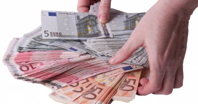 Transferuri de bani: cum cresc sumele trimise toamna din Diaspora