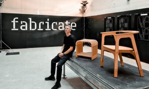 Scaunul fără cuie și taburetul din resturi, gândite și produse în România