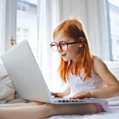 Redeschiderea școlilor crește vânzările de laptopuri și camere web cu 50%