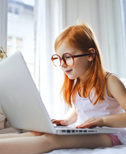 Redeschiderea școlilor crește vânzările de laptopuri și camere web cu 50%