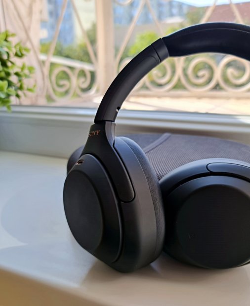 REVIEW Sony WH-1000XM4: același design, conectivitate îmbunătățită