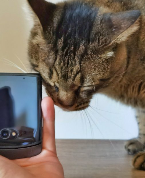 Review Motorola razr 5G: Smartphone pliabil aproape cu totul nou