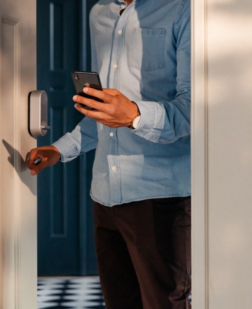 Yale lansează o încuietoare smart care-ți transformă telefonul în cheie