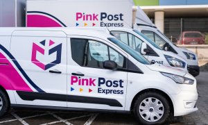 Pink Post rămâne lider pe piața de poștă privată. Se uită spre curierat