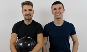 Antreprenori de mici, doi tineri au creat propriul brand de șosete în România