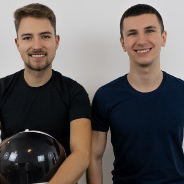 Antreprenori de mici, doi tineri au creat propriul brand de șosete în România