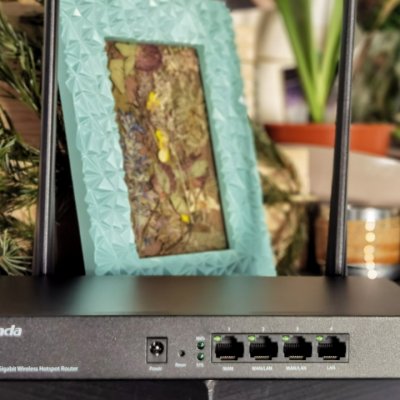 Review Tenda W18E: Router serios pentru IMM-uri care pun accent pe fiabilitate