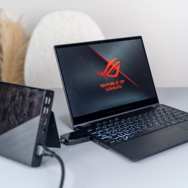 Asus Flow X13, primul laptop de gaming 2-in-1 ce vine cu o placă grafică externă