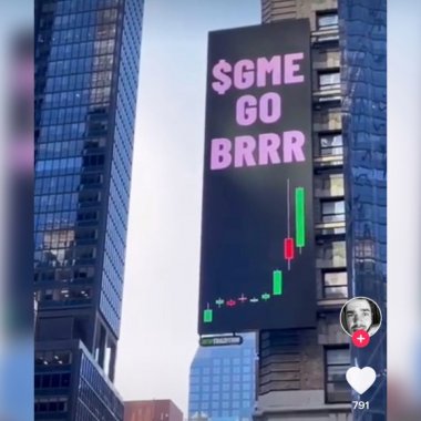 VIDEO Românii care au „rupt” internetul cu un ecran Gamestop în Times Square