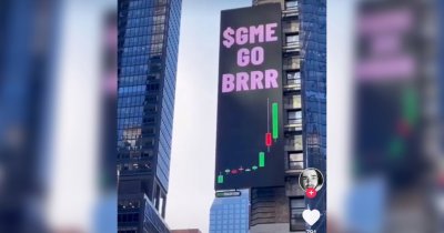 VIDEO Românii care au „rupt” internetul cu un ecran Gamestop în Times Square