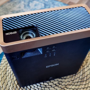 Review Proiector Epson EF-100B: Cinematograf portabil cu luminozitate ridicată 