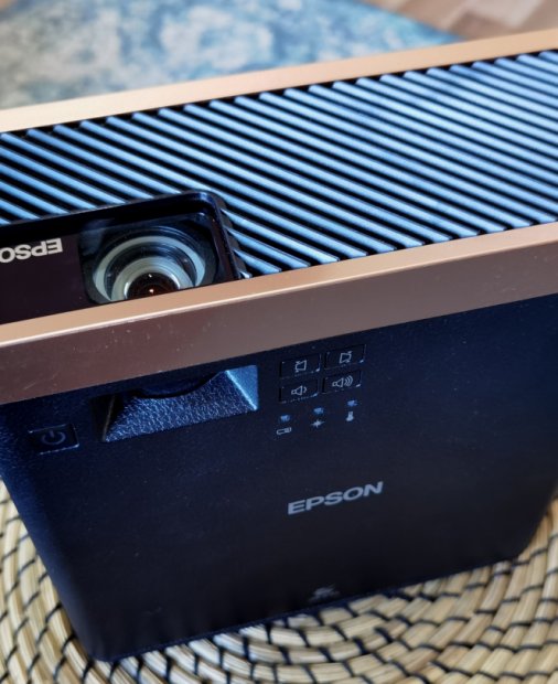 Review Proiector Epson EF-100B: Cinematograf portabil cu luminozitate ridicată 