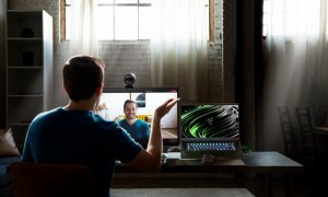 Razer se adaptează: lansează un webcam pentru call-uri video și streaming