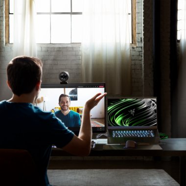 Razer se adaptează: lansează un webcam pentru call-uri video și streaming