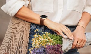 Cadouri de 8 martie: 4 gadgeturi Fitbit care fac primăvara mai plăcută