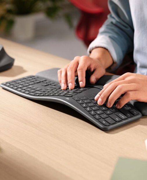 Tastatura ergonomică de la Logitech ca să nu rămâi cu sechele de la tastat