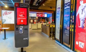 Sistemul de kiosk touchless al KFC, disponibil în mai multe locații din Capitală
