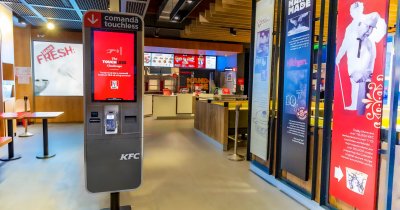 Sistemul de kiosk touchless al KFC, disponibil în mai multe locații din Capitală
