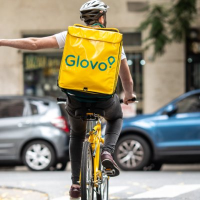 Ce mai comandă românii prin Glovo: „3 alifii chinezești mici” sau „paie de hârtie”