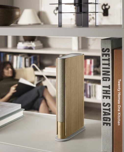 Beosound Emerge de la Bang&Olufsen, boxa-carte ce încape pe orice raft